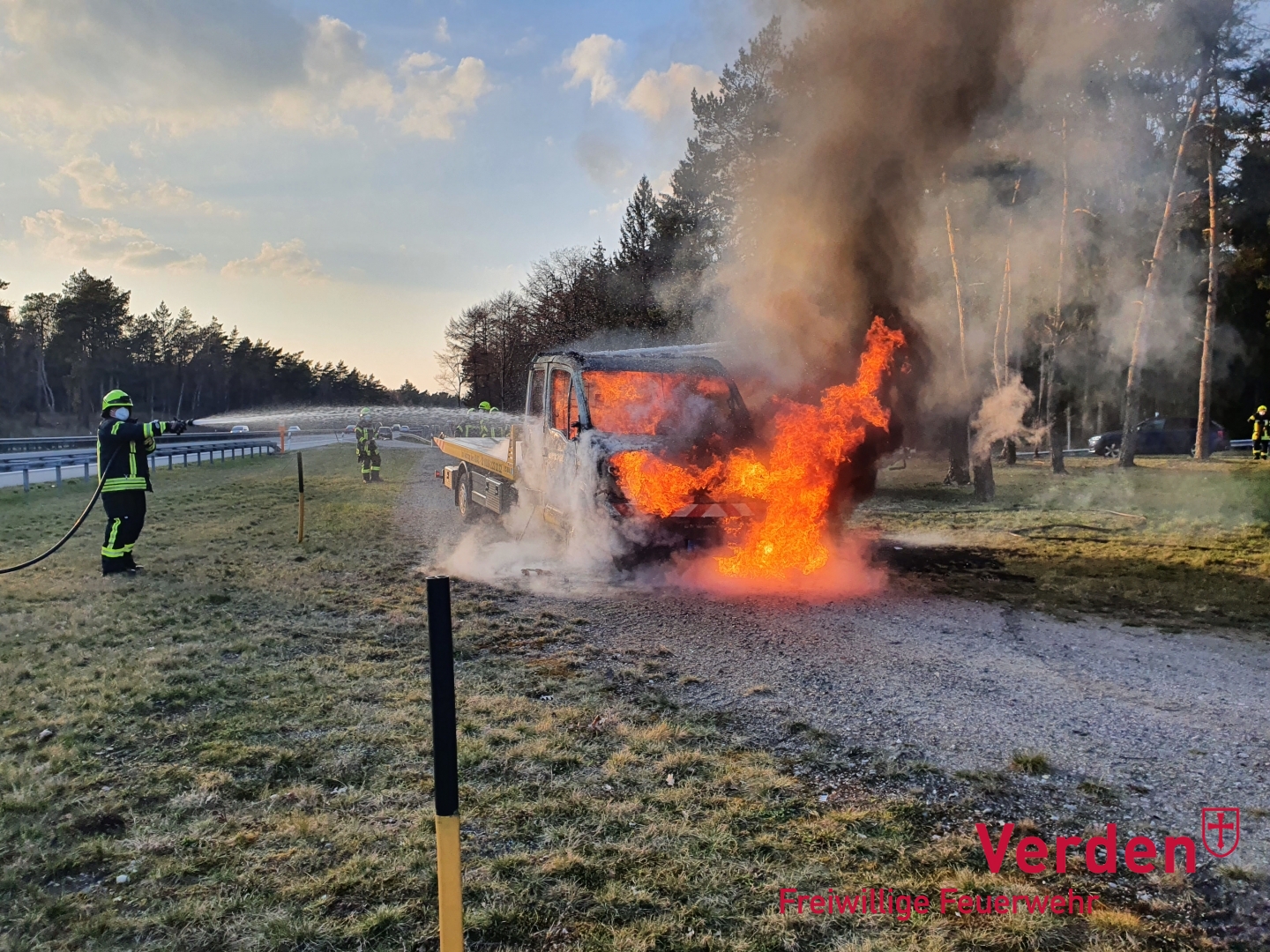 Der Abschleppwagen in Brand.