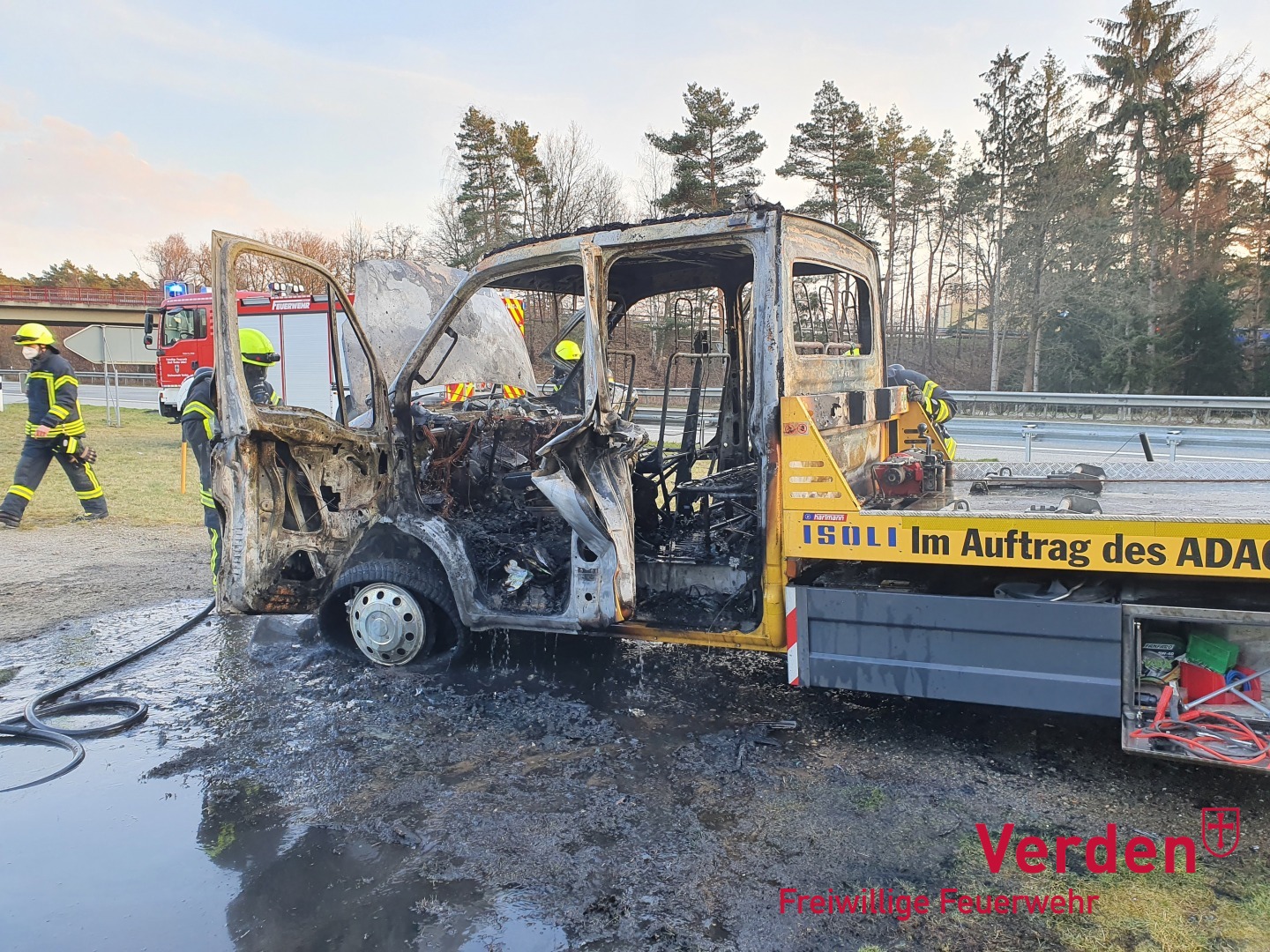 Der ausgebrannte Abschleppwagen.