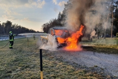 Der Abschleppwagen in Brand.