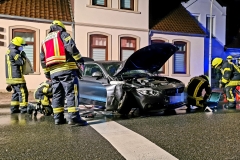 Die Feuerwehr nimmt auslaufende Betriebsstoffe nach dem Verkehrsunfall auf.