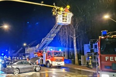Über die Drehleiter mussten lose Teile der Ampelanlage entfernt werden.