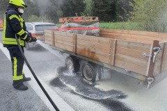 Mit Wasser werden die Räder des Anhängers heruntergekühlt.