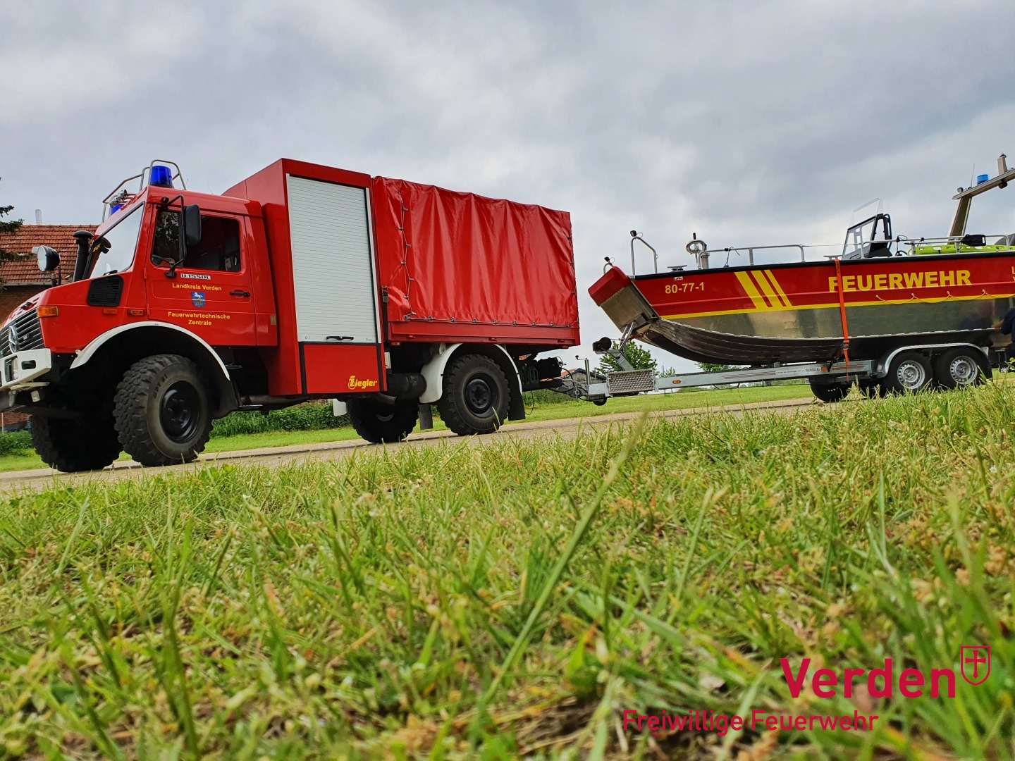 Das MZB mit dem Gerätewagen-Ölsperre als Zugfahrzeug.