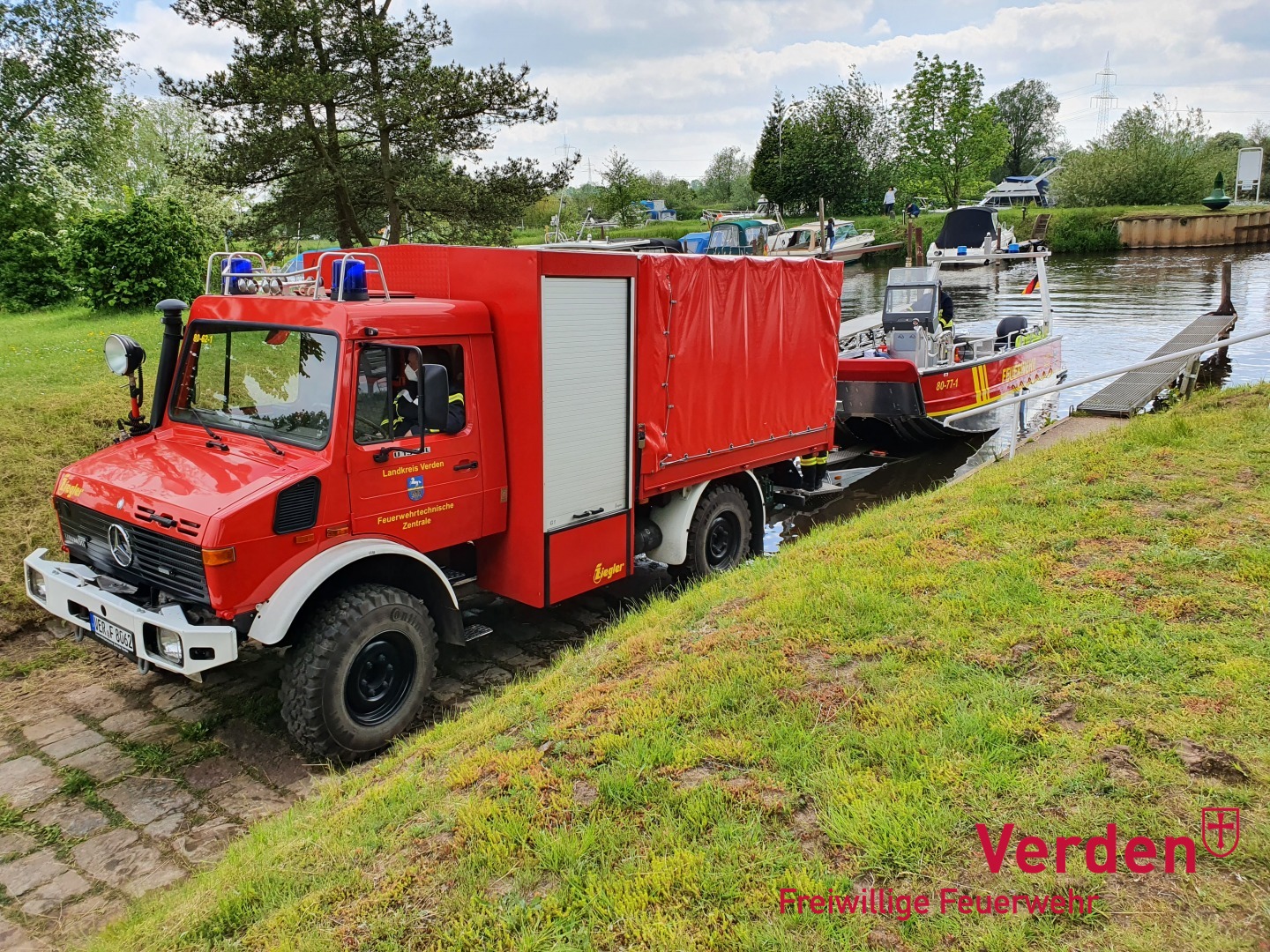 Das MZB wird zu Wasser gebracht.