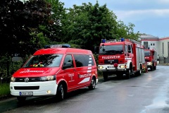Einsatzfahrzeuge bei einem Unwettereinsatz in der Heinrich-Hertz-Straße.