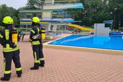 Ein Trupp unter Atemschutz steht für den Einsatz in Bereitstellung.