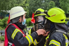 Ein Atemschutztrupp macht sich für den Einsatz bereit.