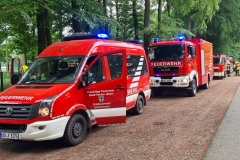 Einsatzkräfte im Bereitstellungsraum am Schwimmbad.