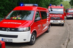 Einsatzfahrzeuge vor dem Schwimmbad.