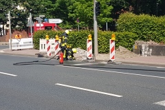 Die Feuerwehr führt Messungen unter Atemschutz durch.