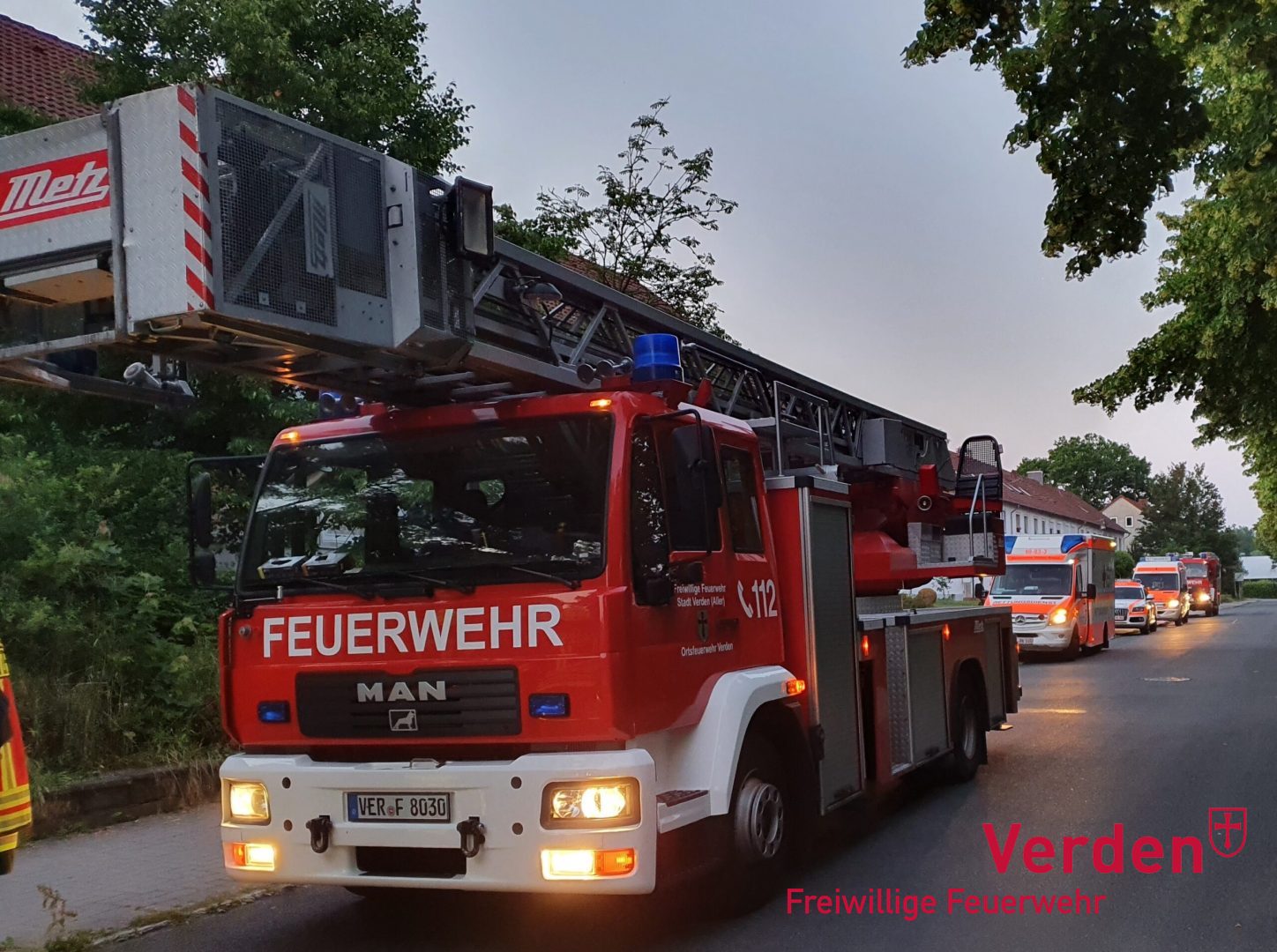 Einsatzfahrzeuge vor Ort.