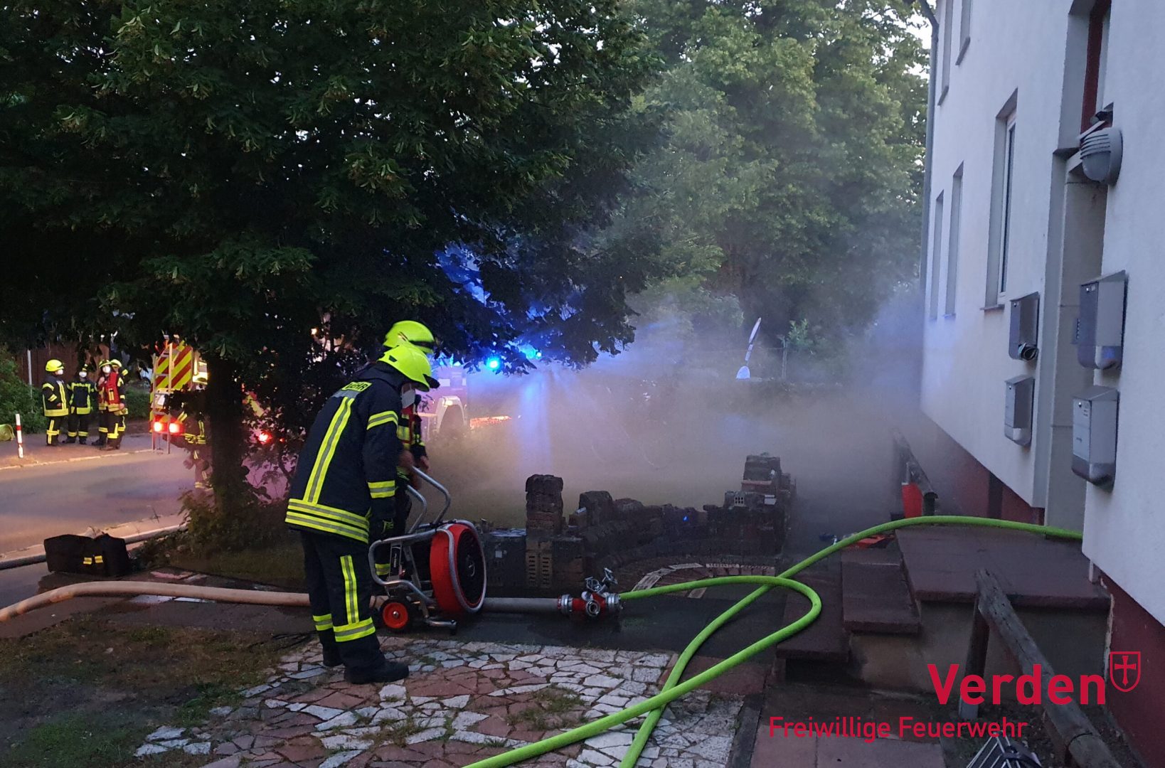 Mehrere sogenannte Überdrucklüfter kamen zum Einsatz.