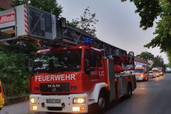 Einsatzfahrzeuge vor Ort.