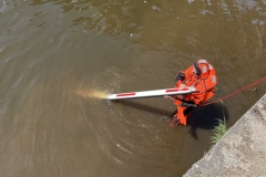 Die Ortsfeuerwehr Verden barg die Schranke aus der Aller.