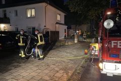 Einsatzmaßnahmen bei einem überfluteten Keller am Lönsweg.