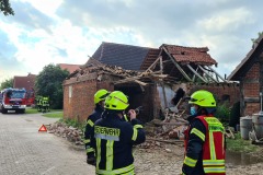 Einsatzkräfte vor Ort. Einsatzkräfte vor Ort.