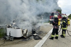 Löscharbeiten am Wohnwagen.