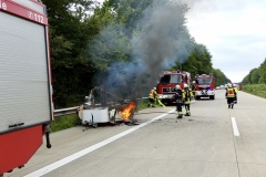Löscharbeiten am Wohnwagen.