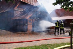 Der Brand war schnell unter Kontrolle, ein Übergreifen auf den Stall konnte verhindert werden. (Foto: Marion Thiermann)