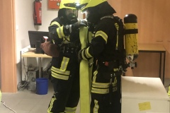 Übungsgeschehen im Gebäude.