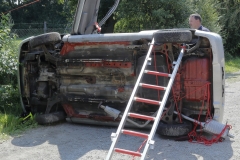 Der auf der Seite liegende PKW wurde mit einer Steckleiter und einer Feuerwehrleine stabilisiert und die geöffnete Tür per Seil an einer Laterne festgebunden.