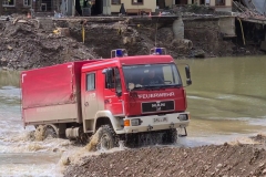 Durch die Ahr durch: Ein geländegängiges Fahrzeug der Feuerwehr Kelberg kam für die Verteilung der Hilfsgüter zum Einsatz.