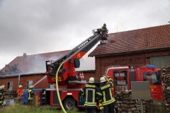 Die Drehleiter aus Nienburg löschte von der hinteren Seite die Werkstatt, sowie Glutnester an Dachbalken der Scheune. (Foto: Marion Thiermann)