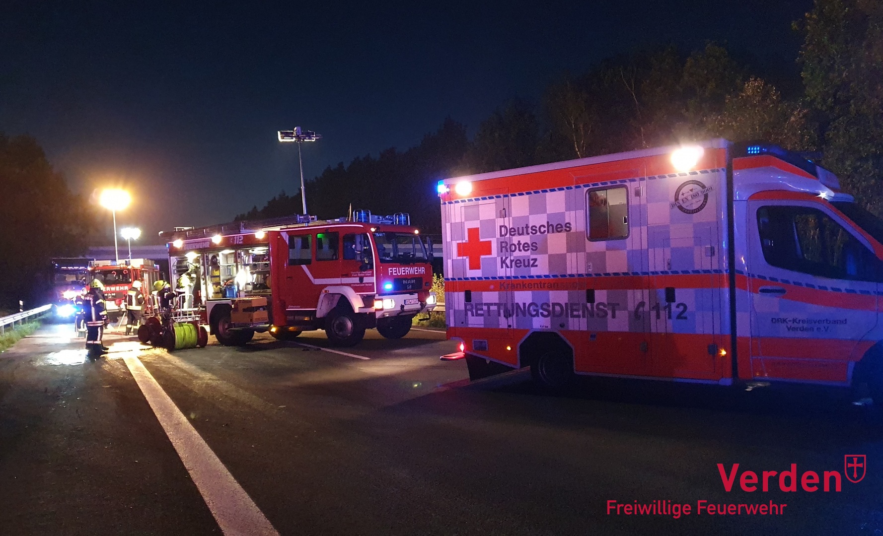 Einsatzfahrzeuge an der Unfallstelle