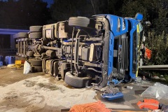 Der verunfallte LKW auf der Autobahn.