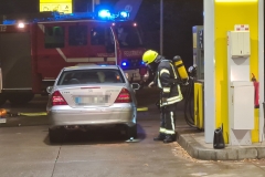 Für die Gasmessungen am PKW kam auch Atemschutz zum Einsatz.