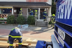 Einsatzkräfte von Feuerwehr und THW vor Ort.