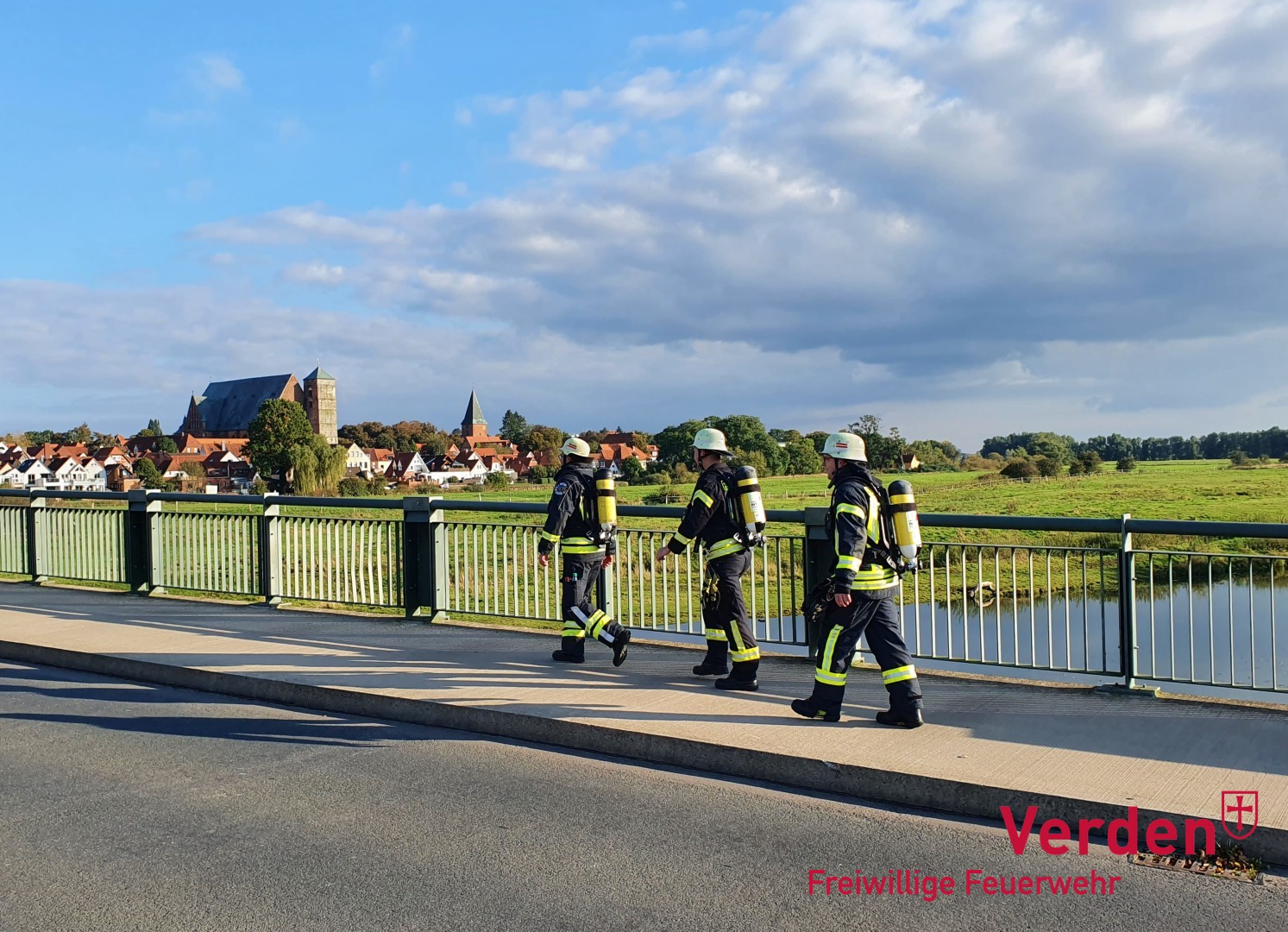 Mit Einsatzbekleidung und Atemschutzgerät wurde der Spendenmarsch durchgeführt.