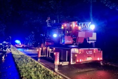 Die Drehleiter im Einsatz auf dem Brunnenweg.