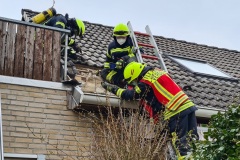 Der betroffene Dachbereich in der Adalbert-Stifter-Straße wird mittels einer Wärmebildkamera kontrolliert.