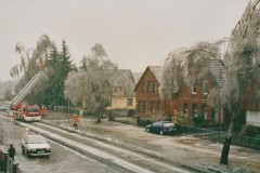 Blick auf den Brunnenweg mit laufendem Feuerwehreinsatz. (Foto: Hartwig)