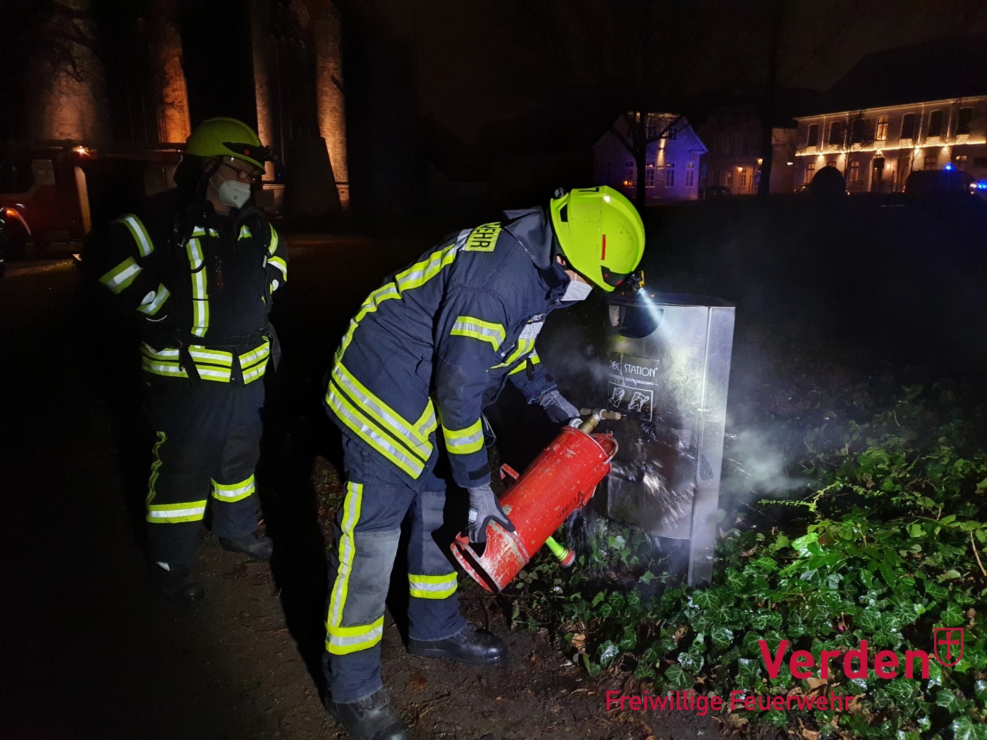 Mit einer Kübelspritze wurde am Mittwochabend ein brennender Mülleimer im Park am Dom gelöscht.