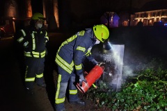 Mit einer Kübelspritze wurde am Mittwochabend ein brennender Mülleimer im Park am Dom gelöscht.
