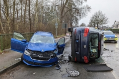 Der VW-Geländewagen landete nach dem Frontalzusammenstoß auf der Seite