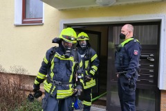 Einsatzkräfte von Polizei und Feuerwehr vor Ort.