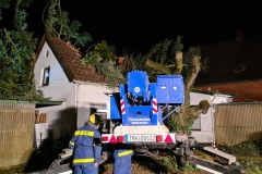 Durch einen Massiven Baum wurde der Anbau eines Wohnhauses in der Eitzer Straße beschädigt.