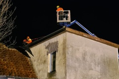 In der Verdener Innenstadt musste ein Flachdach durch Feuerwehr und THW gesichert werden.