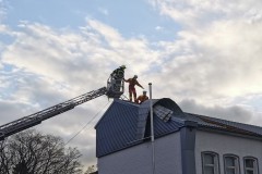 Lose Dachteile an einem Gebäude in der Weserstraße werden gesichert.