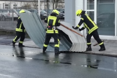 Lose Dachteile an einem Gebäude in der Weserstraße werden gesichert.