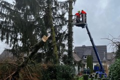 Arbeiten des THW in der Soltauer Straße in Eitze.