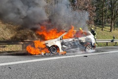 Löscharbeiten an dem PKW.