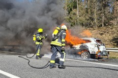 Löscharbeiten an dem PKW.