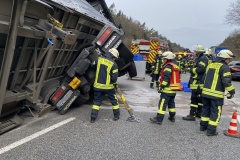 Der LKW wird gegen weiteres wegrutschen gesichert.