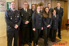 Die beförderten und geehrten Eitzer Feuerwehrleute mit Ortsbrandmeister Ole Langer (2. v.l.).