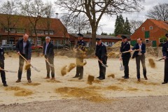 Spatenstich zum Feuerwehrhausneubau der Ortsfeuerwehr Walle (v.l.): Kreisbrandmeister Dennis Körte, Ortsbürgermeister Detlef Peterson, Bürgermeister Lutz Brockmann, stv. Stadtbrandmeister Mario Rosebrock, Stadtbrandmeister Peter Schmidt, Ortsbrandmeister Henning Paul, Architekt Jens Focken und stv. Ortsbrandmeister Niklas Hemmje.