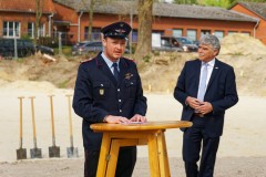 Ortsbrandmeister Henning Paul und Bürgermeister Lutz Brockmann (v.l.) konnten zum Spatenstich zahlreiche Gäste begrüßen.